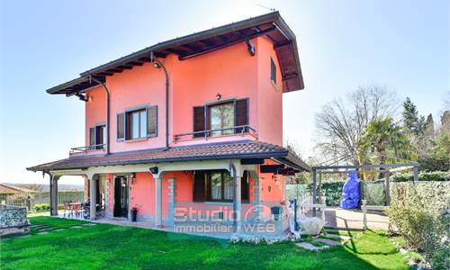 VILLA SINGOLA CON VISTA LAGO IN CLASSE 